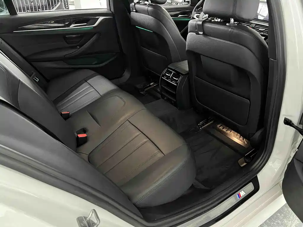 BMW 5 Series 2018 — фото 19