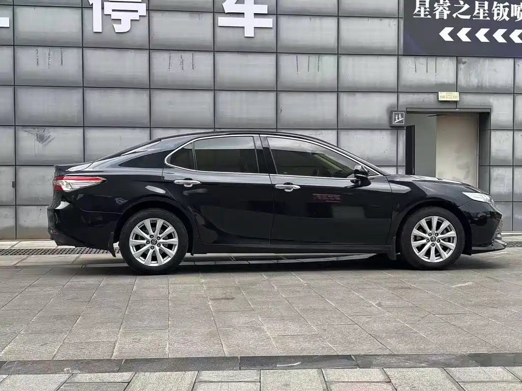 Toyota Camry 2018 — фото 8