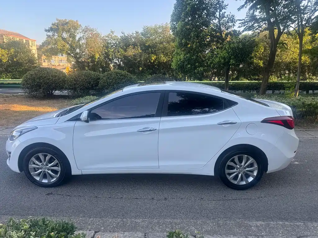 Hyundai Elantra 2016 — фото 9
