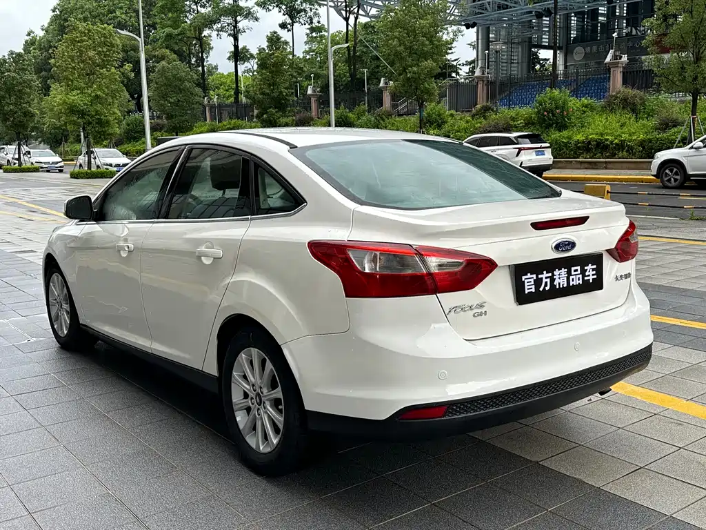 Ford Focus 2015 — фото 8