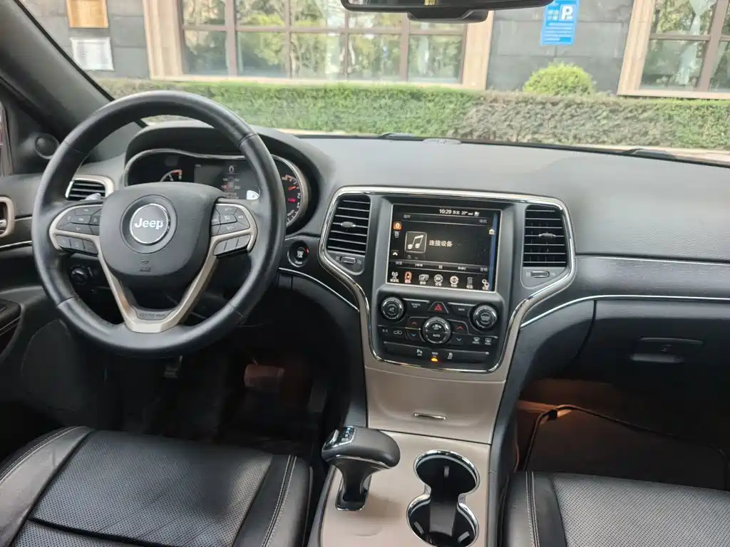Jeep Grand Cherokee 2015 — фото 16