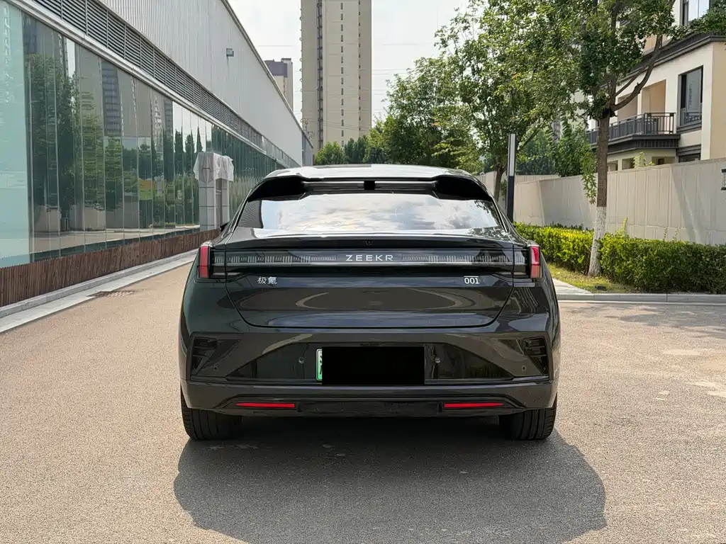 Zeekr 001 2025