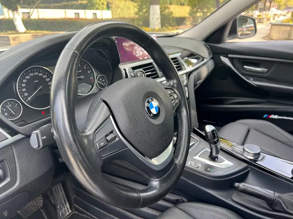 BMW 3 Series 2019 — фото 10