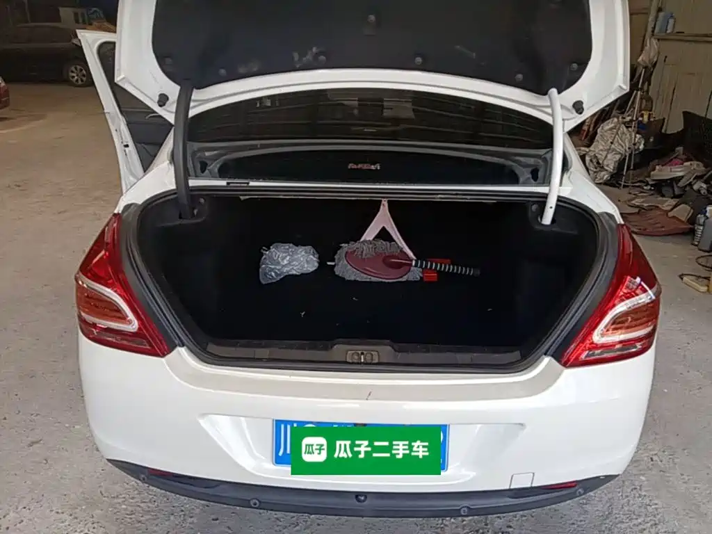 Peugeot 308 2015 — фото 19