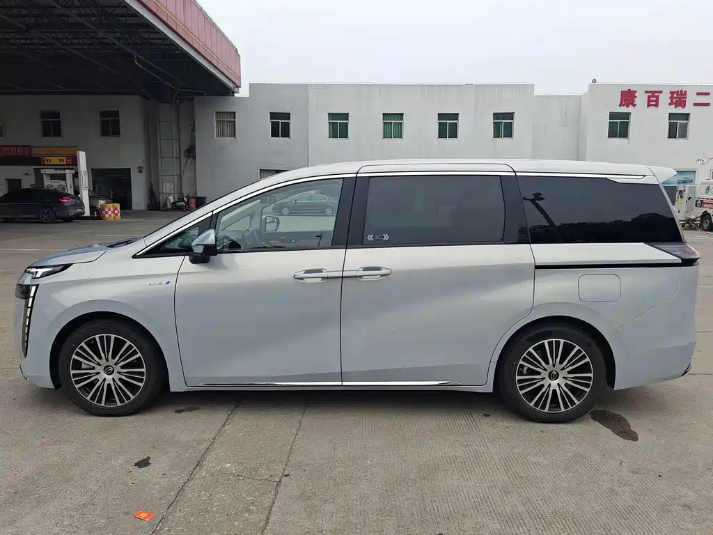 GAC Motor E8 PHEV 2024 — фото 7