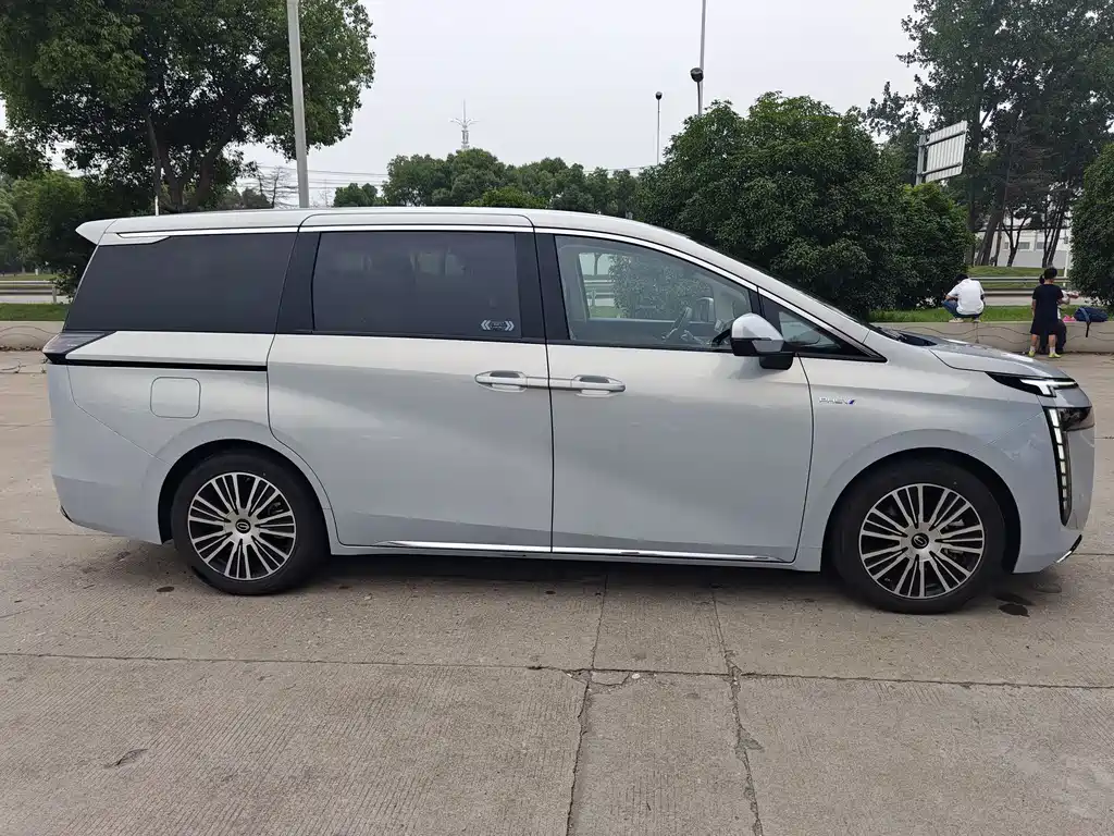 GAC Motor E8 PHEV 2024 — фото 4