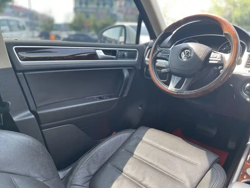 Volkswagen Touareg 2015 — фото 11