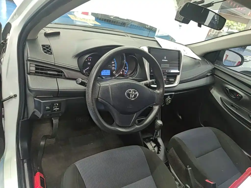 Toyota Yaris L 2019 — фото 10