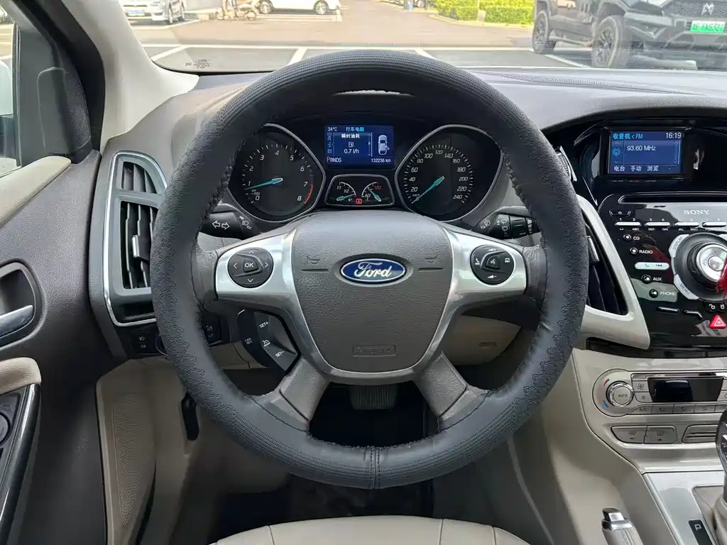 Ford Focus 2014 — фото 11