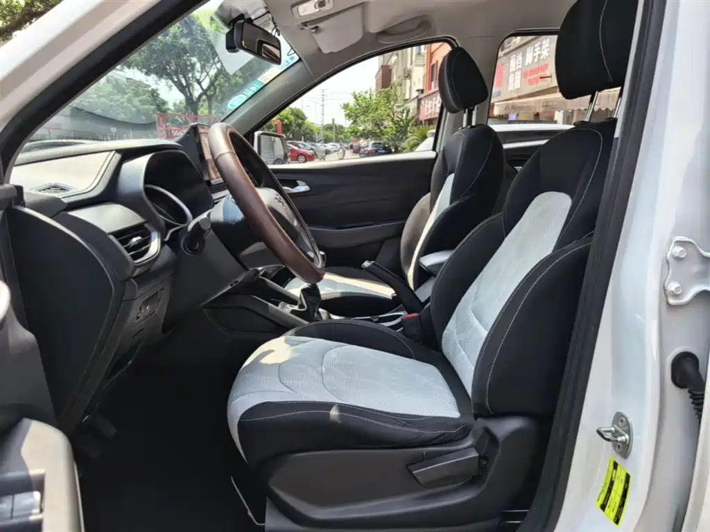 Wuling Hongguang S3 2018 — фото 15