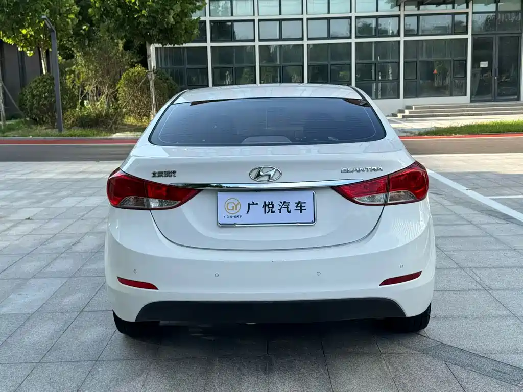 Hyundai Elantra 2015 — фото 8
