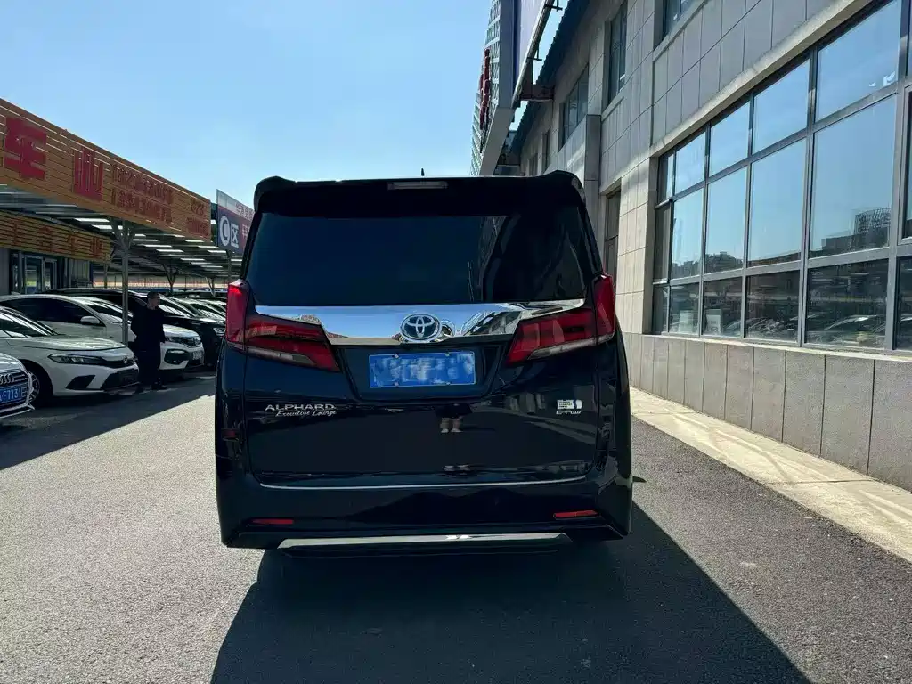 Toyota Alphard 2022 — фото 8