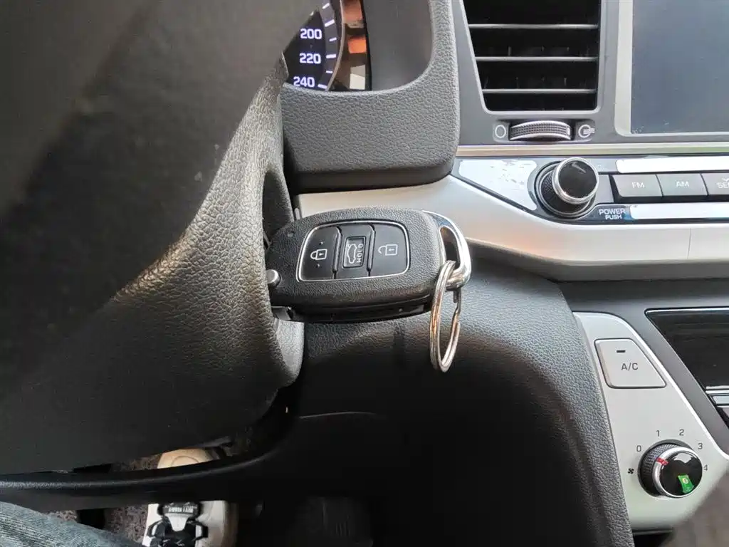 Hyundai Elantra 2019 — фото 18