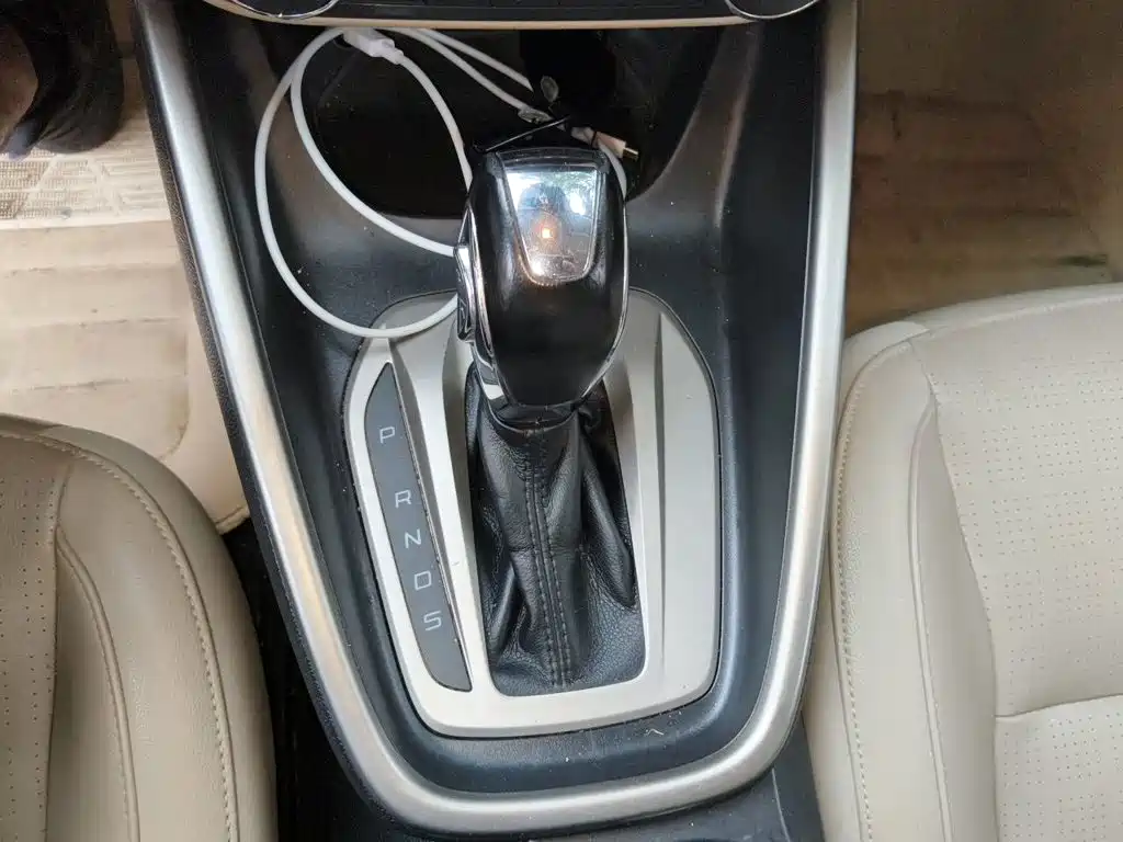 Ford Escort 2015 — фото 15