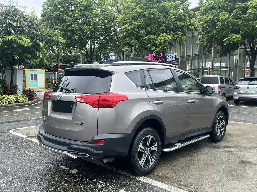 Toyota RAV4 2015 — фото 5