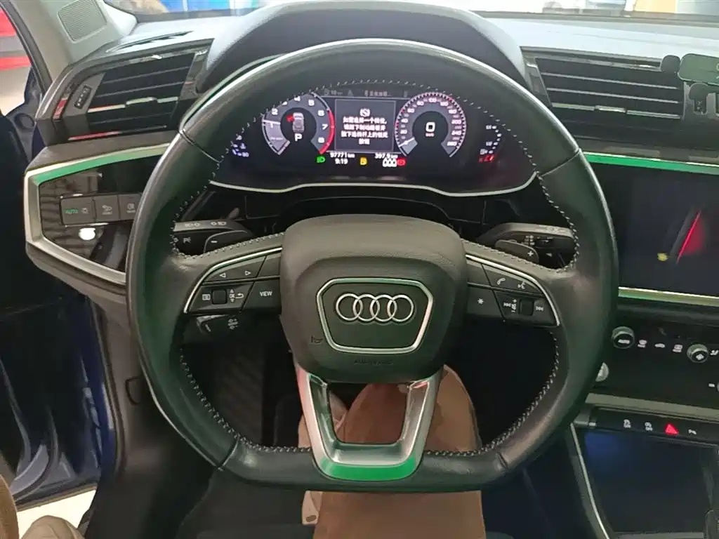 Audi Q3 2019 — фото 11