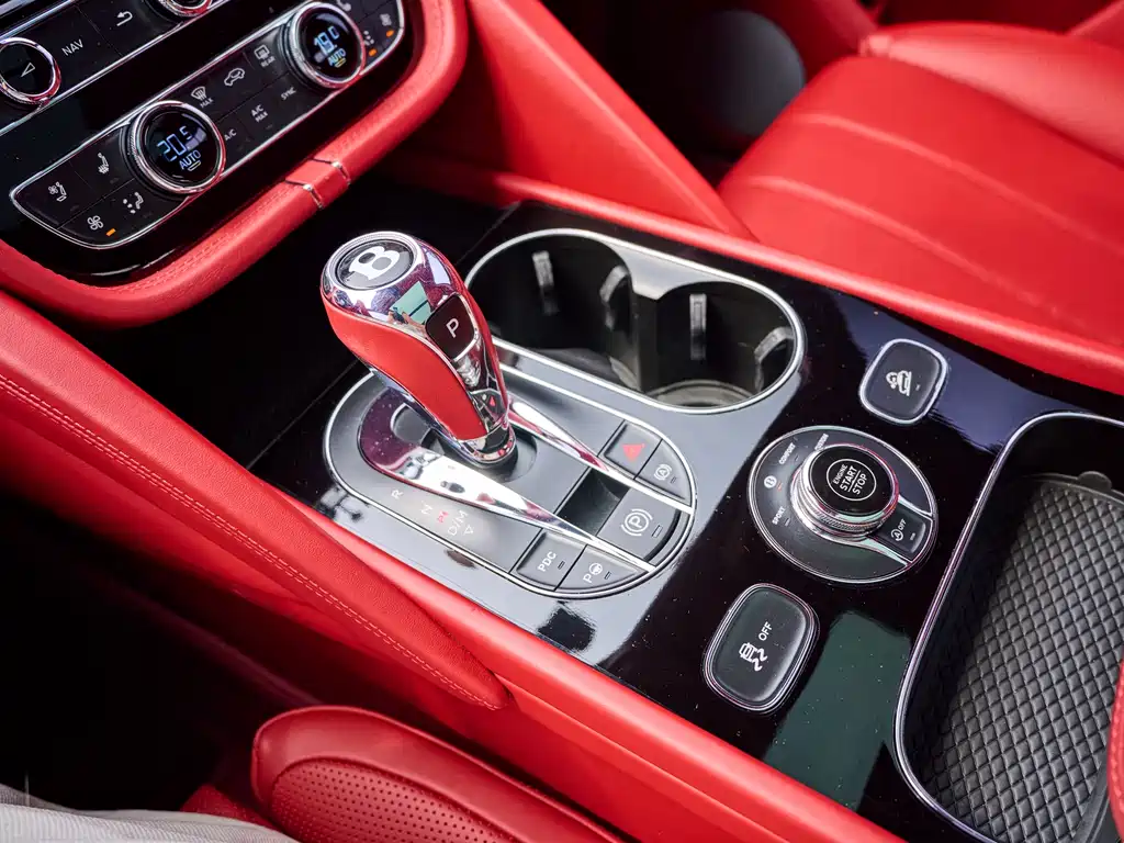 Bentley Bentayga 2023 — фото 14