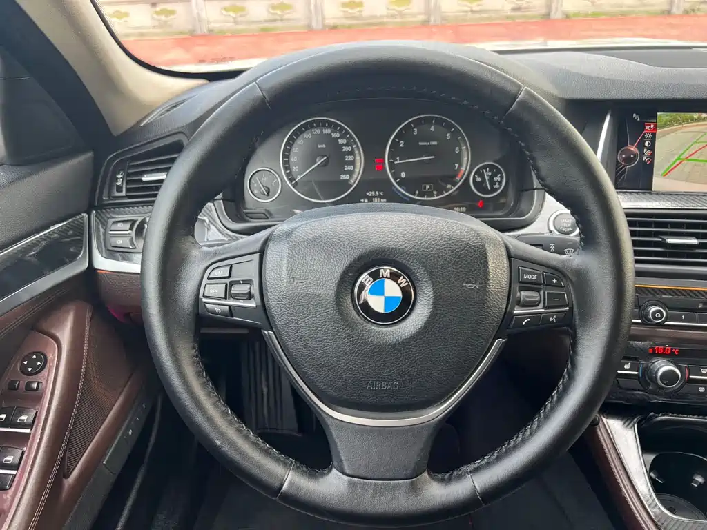 BMW 5 Series 2015 — фото 13