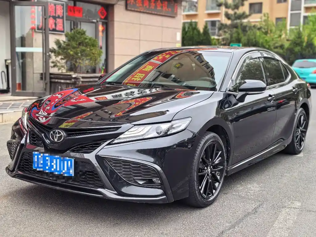 Toyota Camry 2023 — фото 1