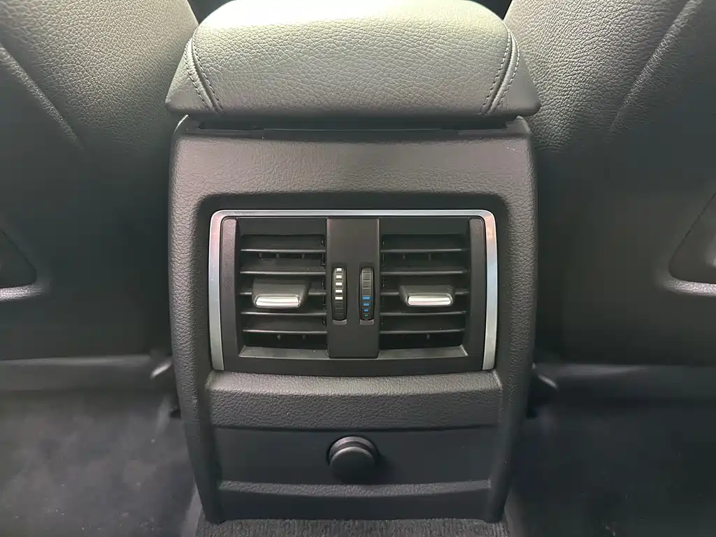 BMW 3 Series 2018 — фото 12