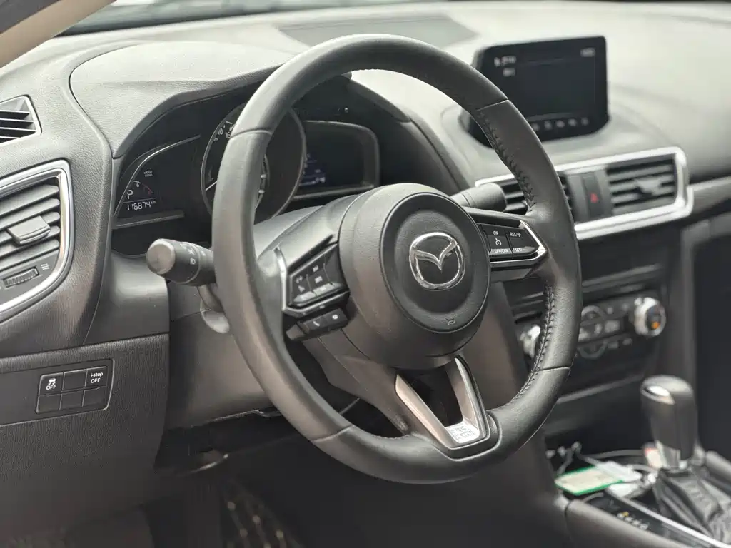 Mazda 3 Axela 2018 — фото 11