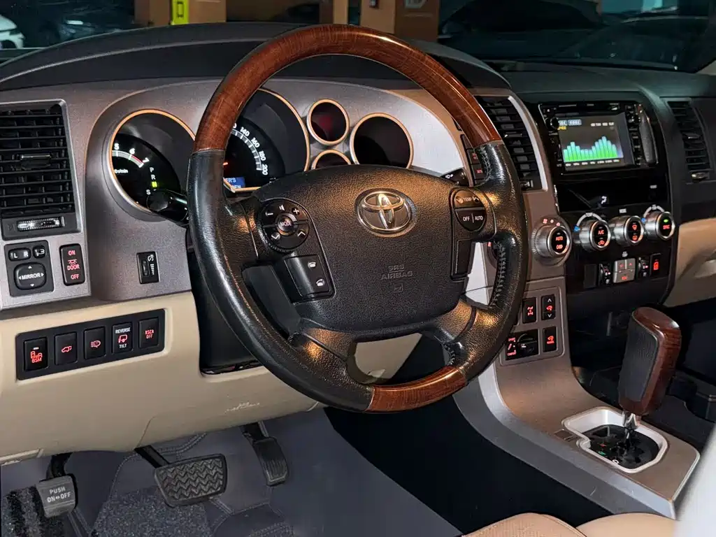 Toyota Sequoia 2011 — фото 4