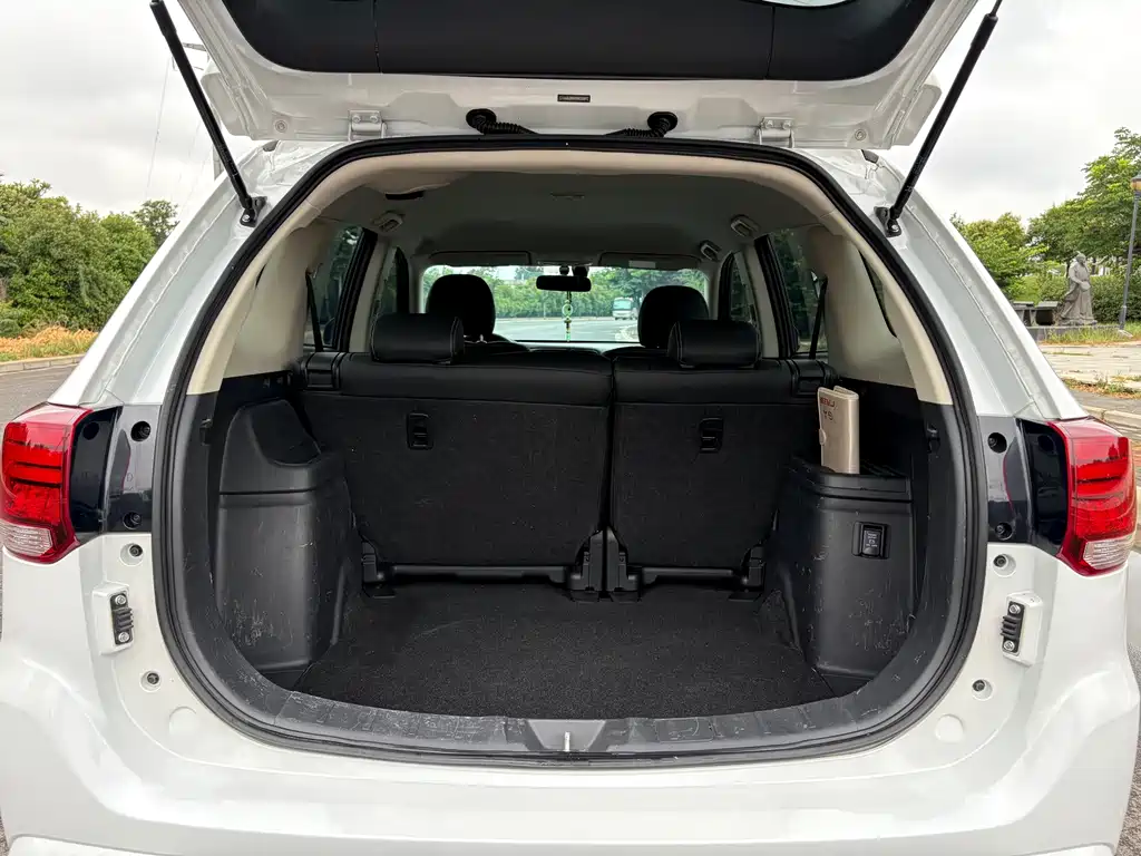 Mitsubishi Outlander 2023 — фото 13