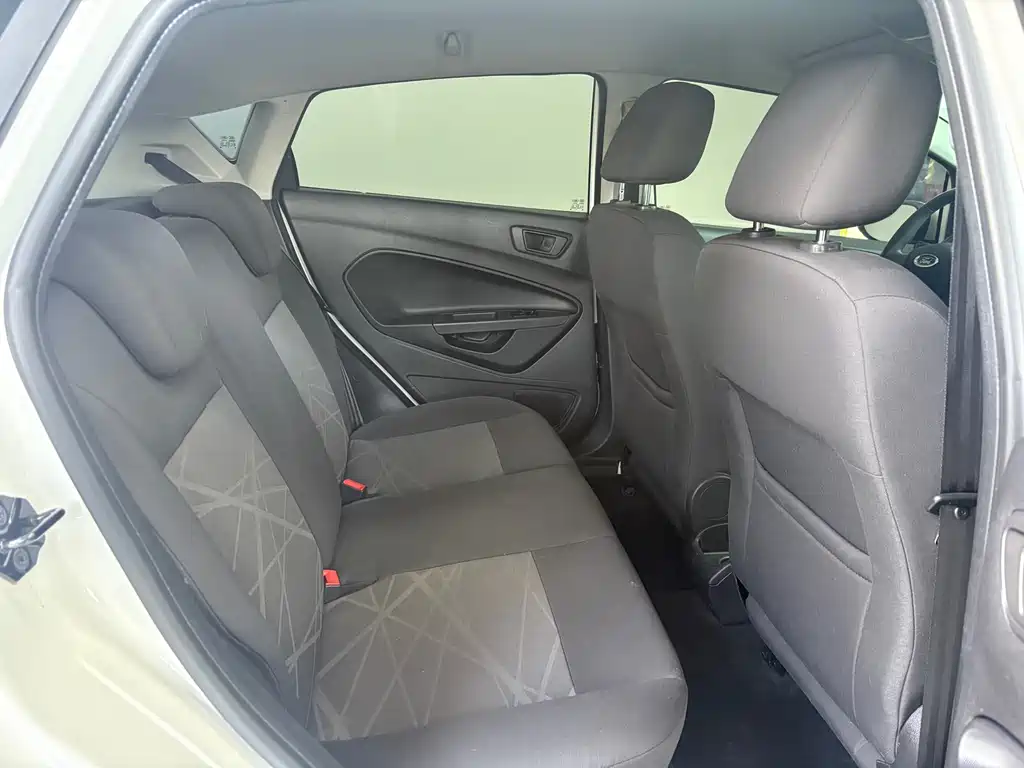 Ford Fiesta 2013 — фото 15