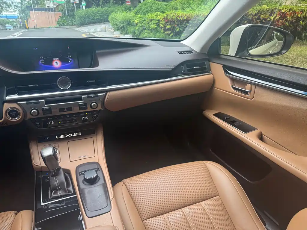 Lexus ES 2018 — фото 13