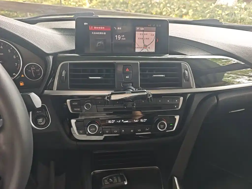 BMW 3 Series 2019 — фото 13