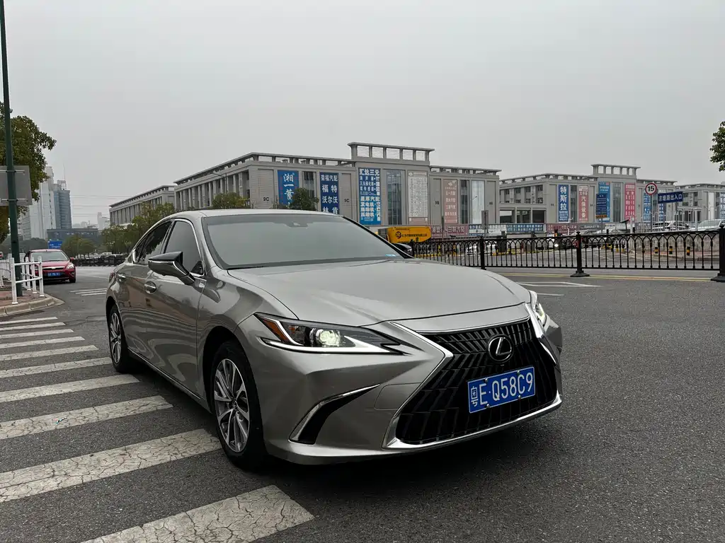 Lexus ES 2023 — фото 1