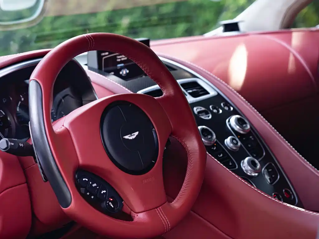 Aston Martin Vanquish 2014 — фото 11