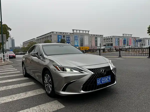 Lexus ES 2022