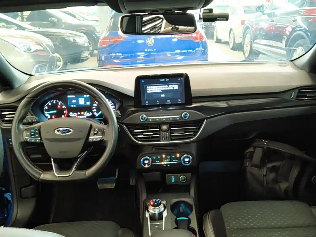 Ford Focus 2019 — фото 10