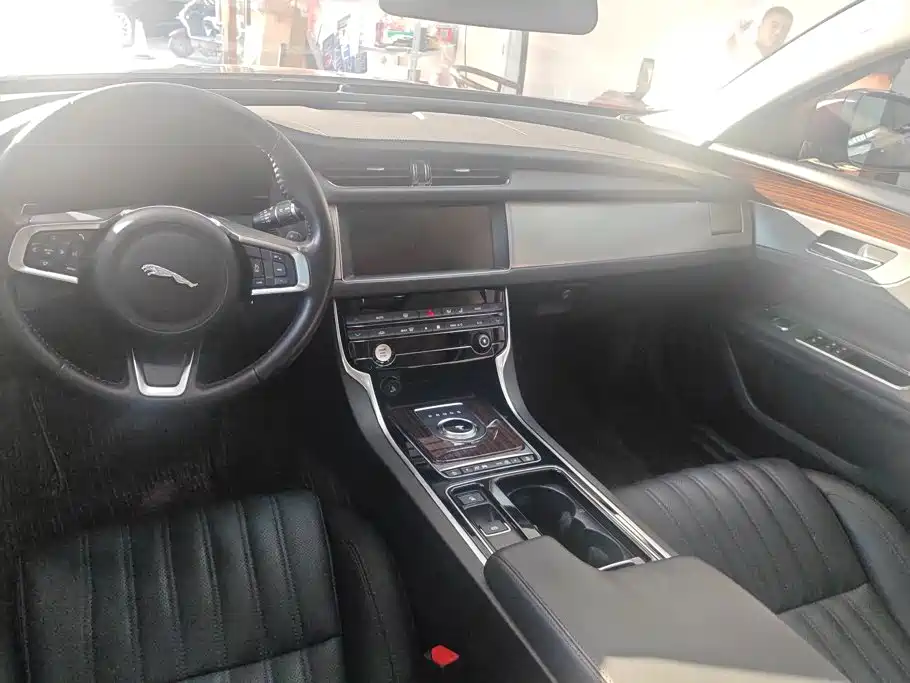 Jaguar XFL 2019 — фото 12