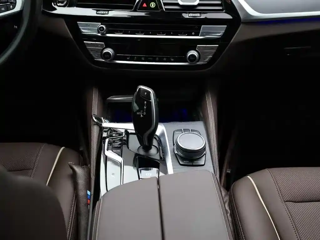 BMW 5 Series 2022 — фото 16
