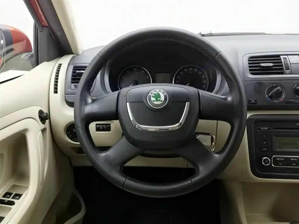 Skoda Fabia 2014 — фото 11
