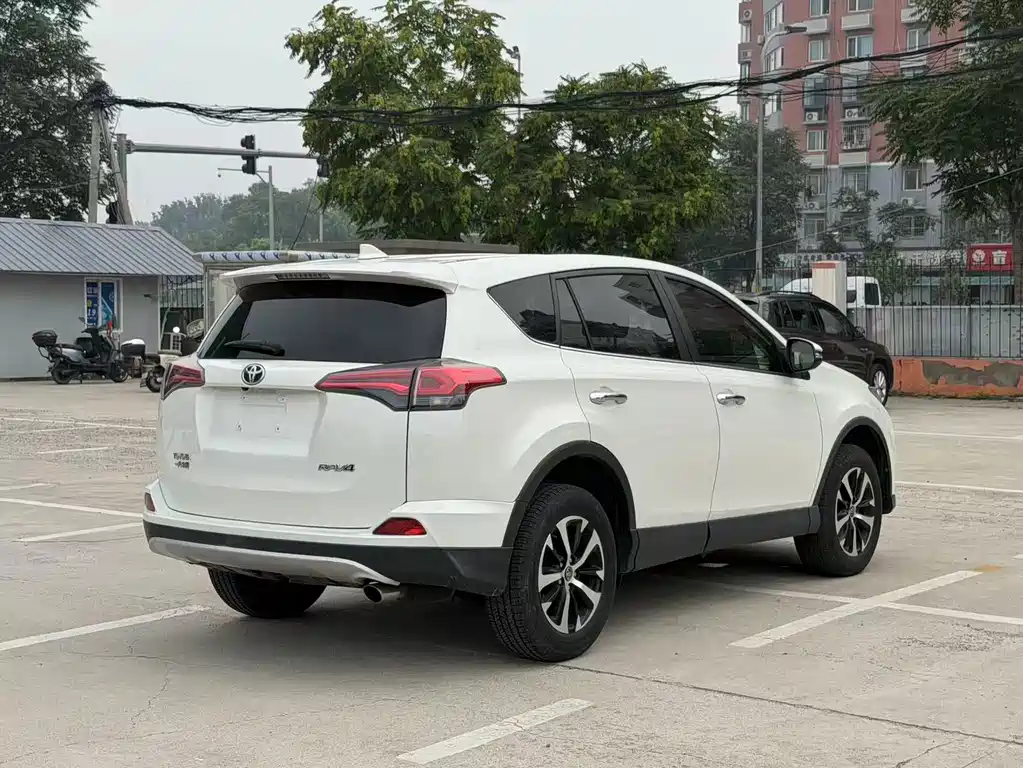 Toyota RAV4 2018 — фото 6