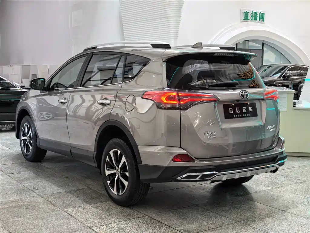Toyota RAV4 2018 — фото 3