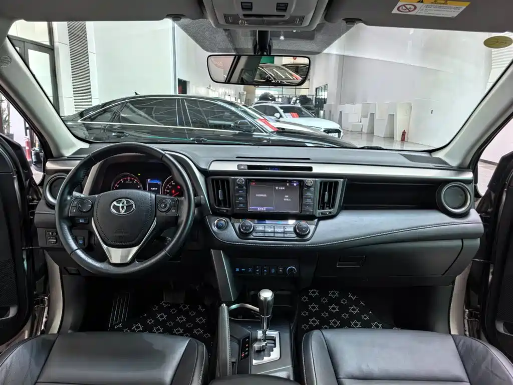 Toyota RAV4 2018 — фото 8