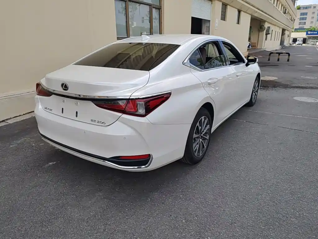 Lexus ES 2023