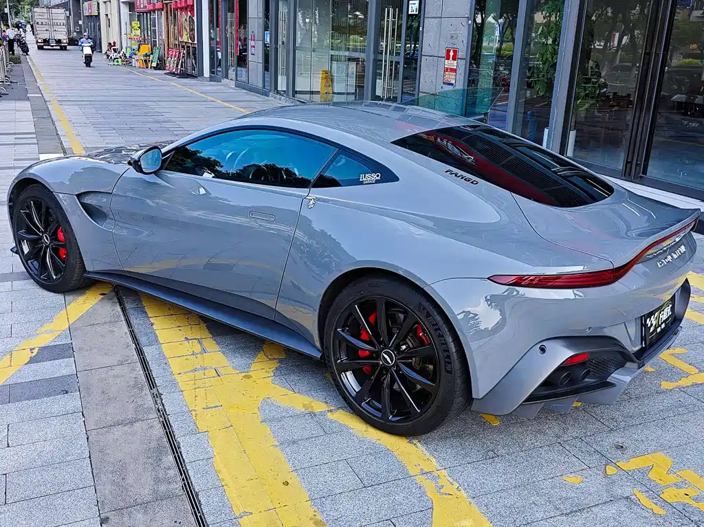 Aston Martin V8 Vantage 2022 — фото 7