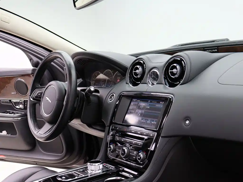 Jaguar XJ 2014 — фото 15