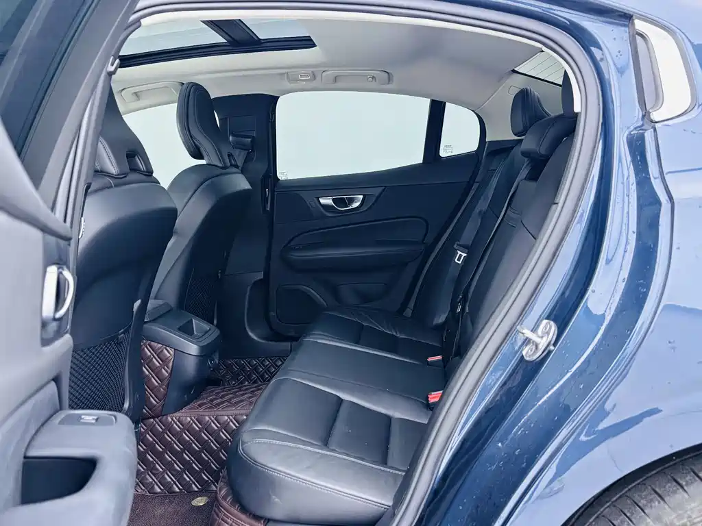Volvo S60 2023 — фото 14