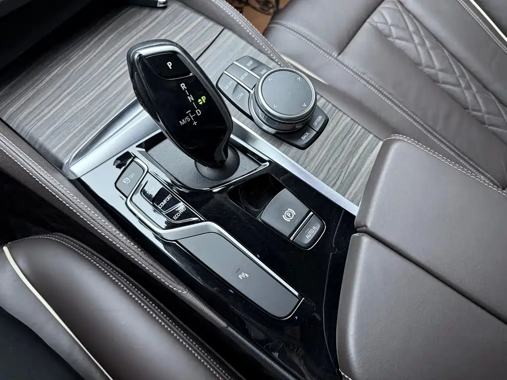 BMW 5 Series 2019 — фото 18