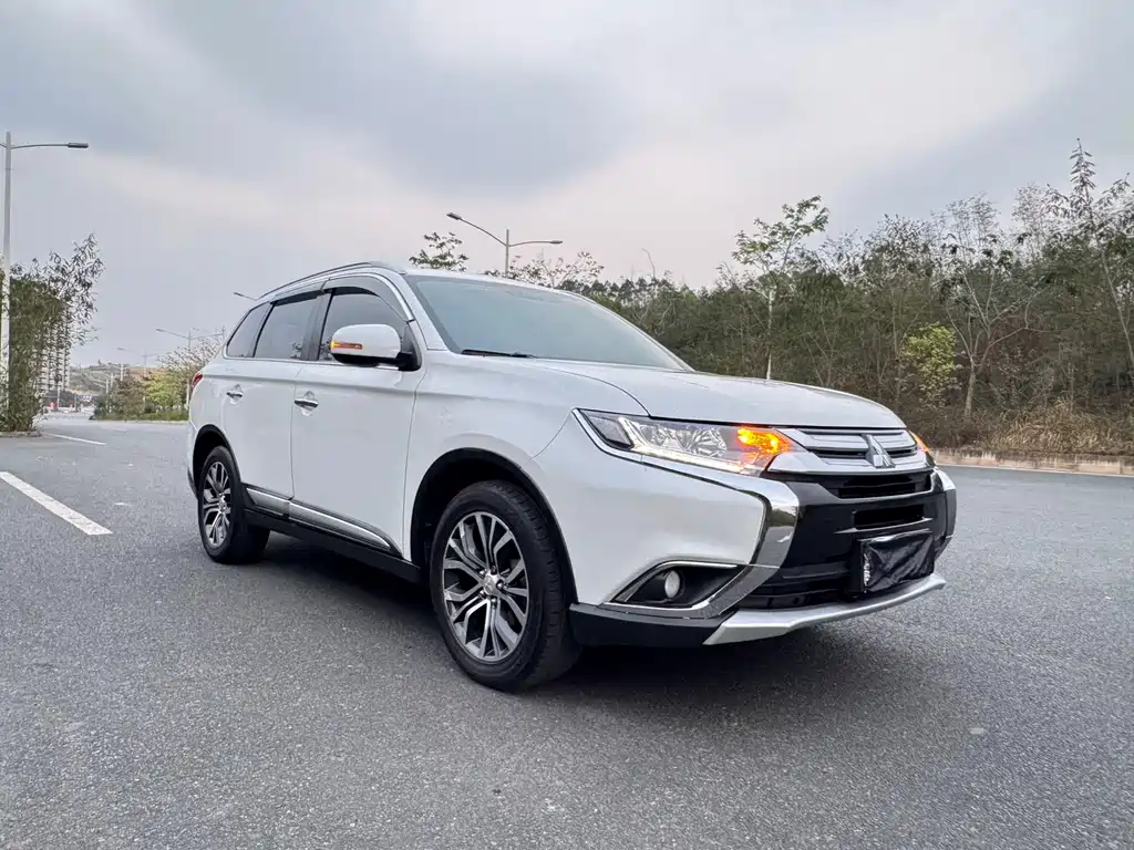 Mitsubishi Outlander 2018 — фото 2