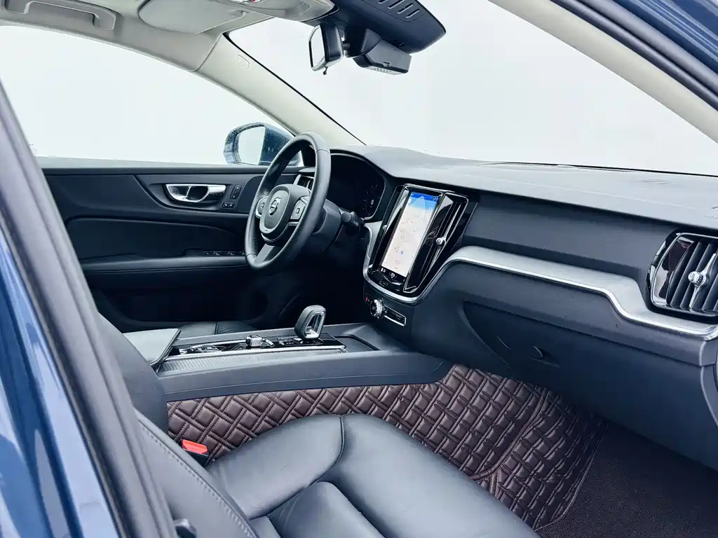 Volvo S60 2023 — фото 13