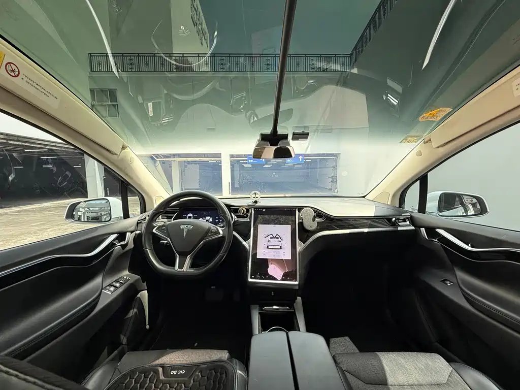 Tesla Model X 2017 — фото 13