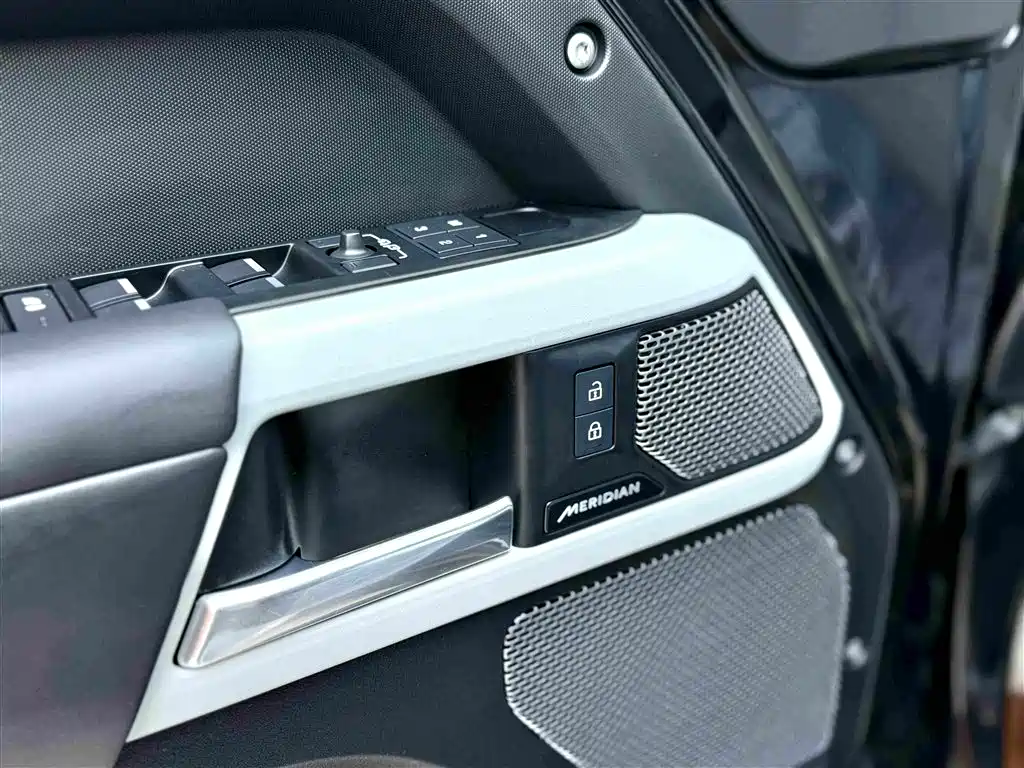 Land Rover Defender 2023 — фото 14