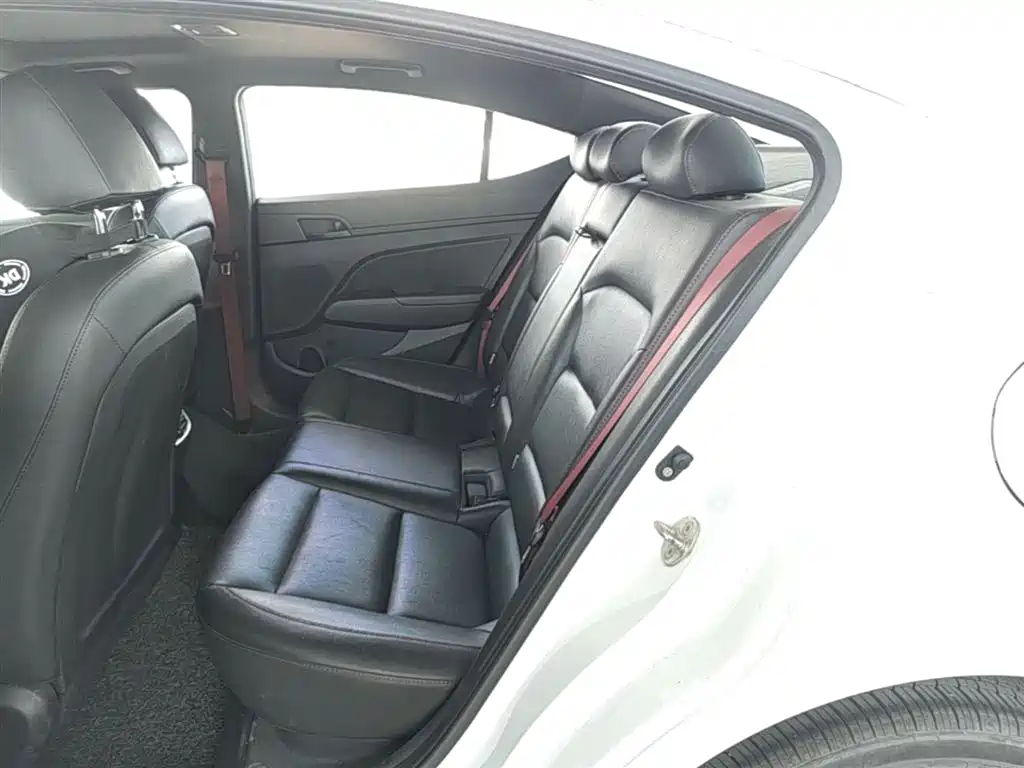 Hyundai Elantra 2019 — фото 17